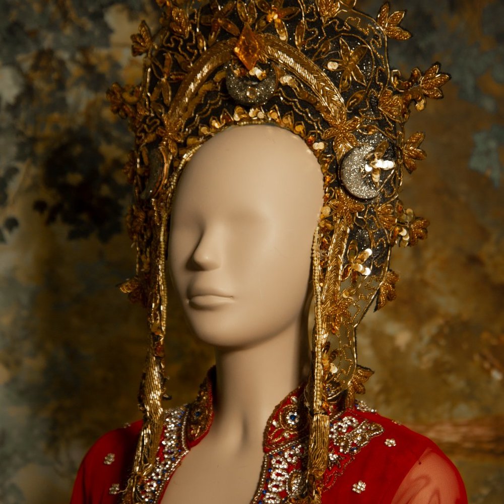Hindi Indian south Asian wedding  fantasy red gold  dress encrusted with jewels - Picture 9 of 16